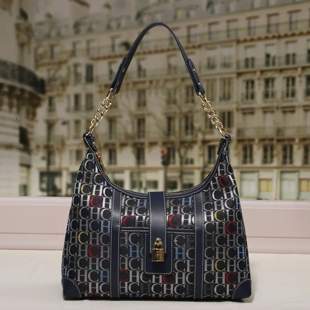 Элегантная сумка-шопер большой вместимости. Классическая дизайнерская сумка через плечо с простыми однотонными и модными кожаными деталями.
Элегантная сумка-шопер большой вместимости. Классическая дизайнерская сумка через плечо с простыми однотонными и модными кожаными деталями.