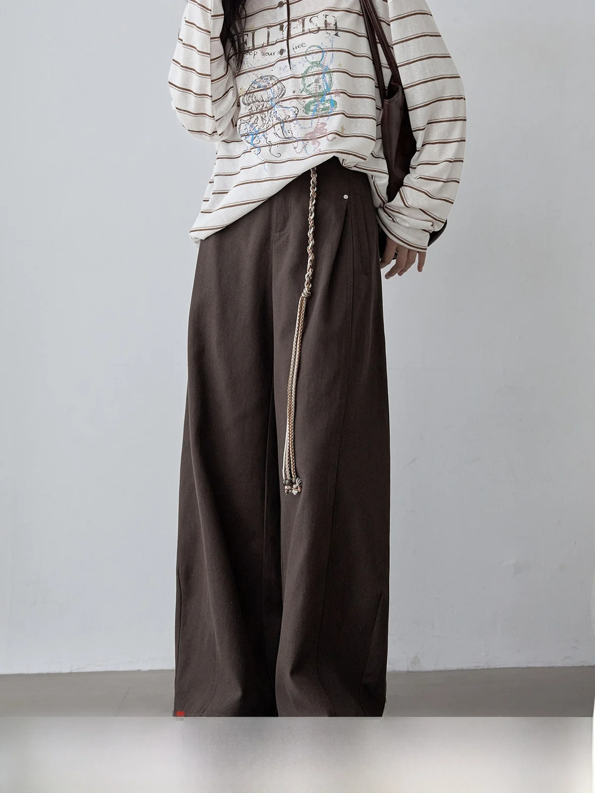 Deep Brown High Waist Wide Leg Pants Women's Spring 2026 New Style Loose Fit Slimming Jeans HuiXi Drawstring Casual Trousers
Deep Brown High Waist Wide Leg Pants Women's Spring 2026 New Style Loose Fit Slimming Jeans HuiXi Drawstring Casual Trousers