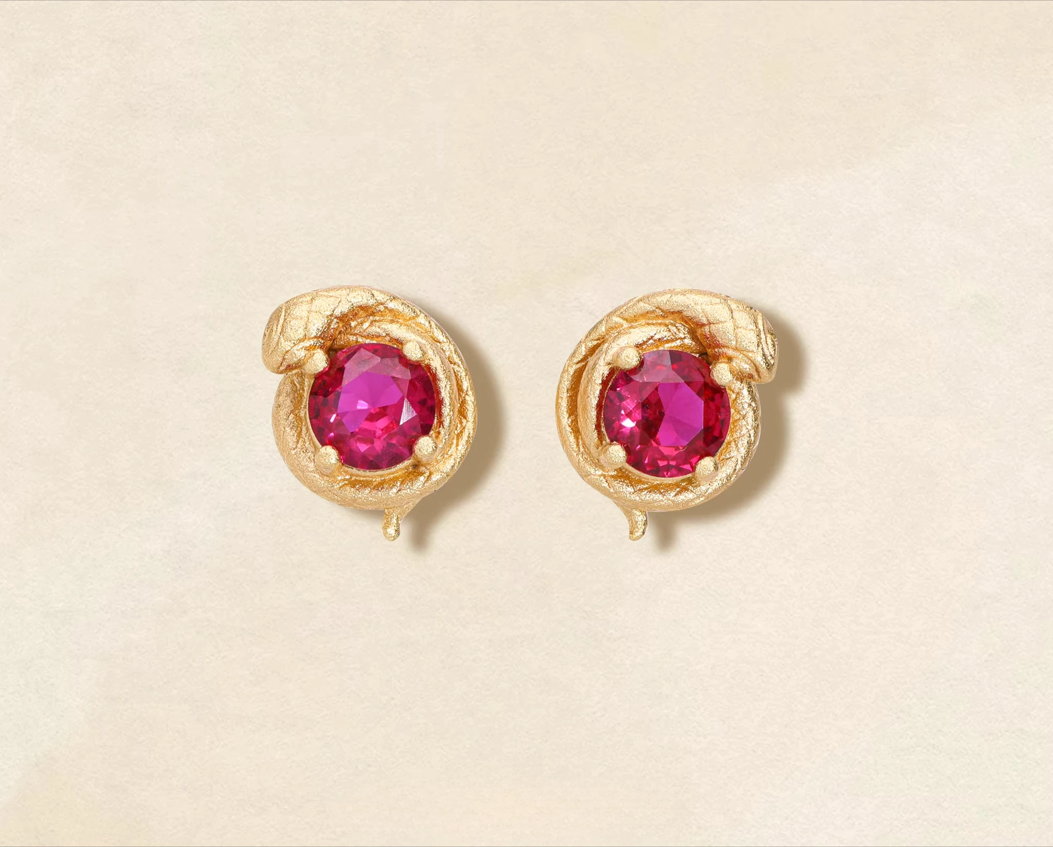 "Time Comes And Goes" Retro Design Sense Niche Ancient Gold Craftsmanship Red Corundum Sterling Silver Stud Earrings
"Time Comes And Goes" Retro Design Sense Niche Ancient Gold Craftsmanship Red Corundum Sterling Silver Stud Earrings