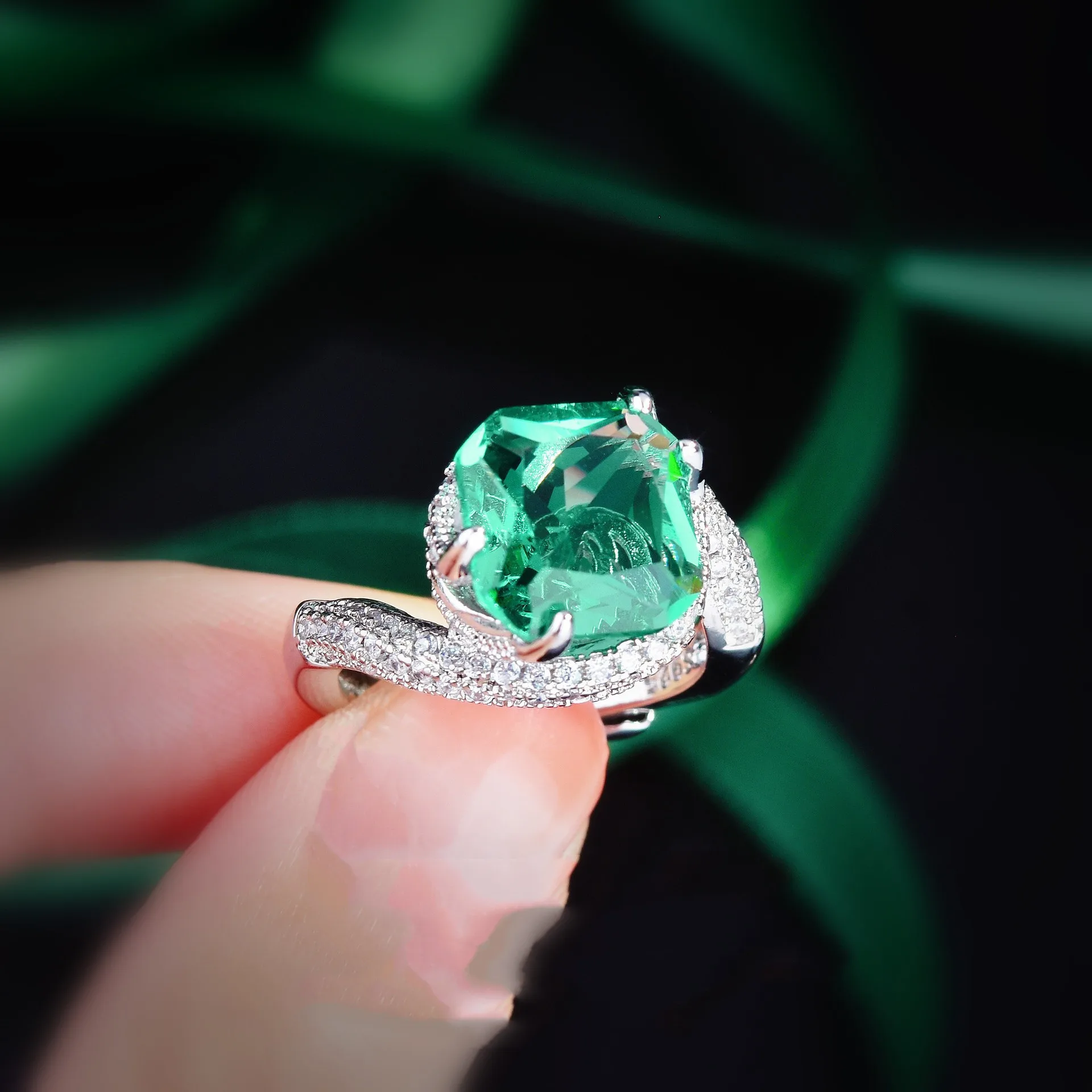 Creative Paraiba Twist the World Square Emerald Full Diamond Couple Ring For Women Geometric Halloween Gift Jewelry
Creative Paraiba Twist the World Square Emerald Full Diamond Couple Ring For Women Geometric Halloween Gift Jewelry