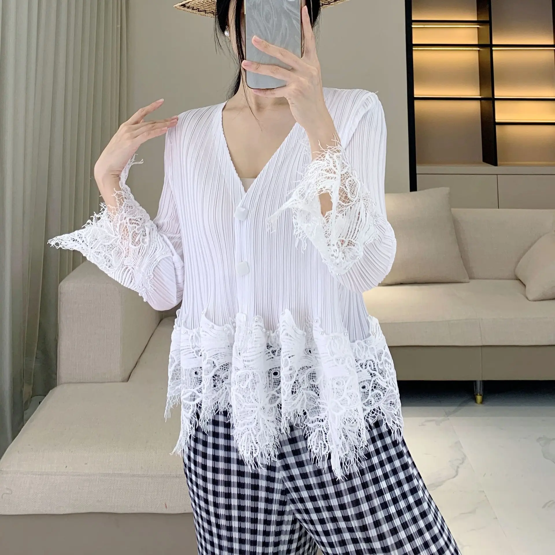 Elegant and stylish lace cardigan for women with a sophisticated and mature style, featuring a V-neck and patchwork design
Elegant and stylish lace cardigan for women with a sophisticated and mature style, featuring a V-neck and patchwork design