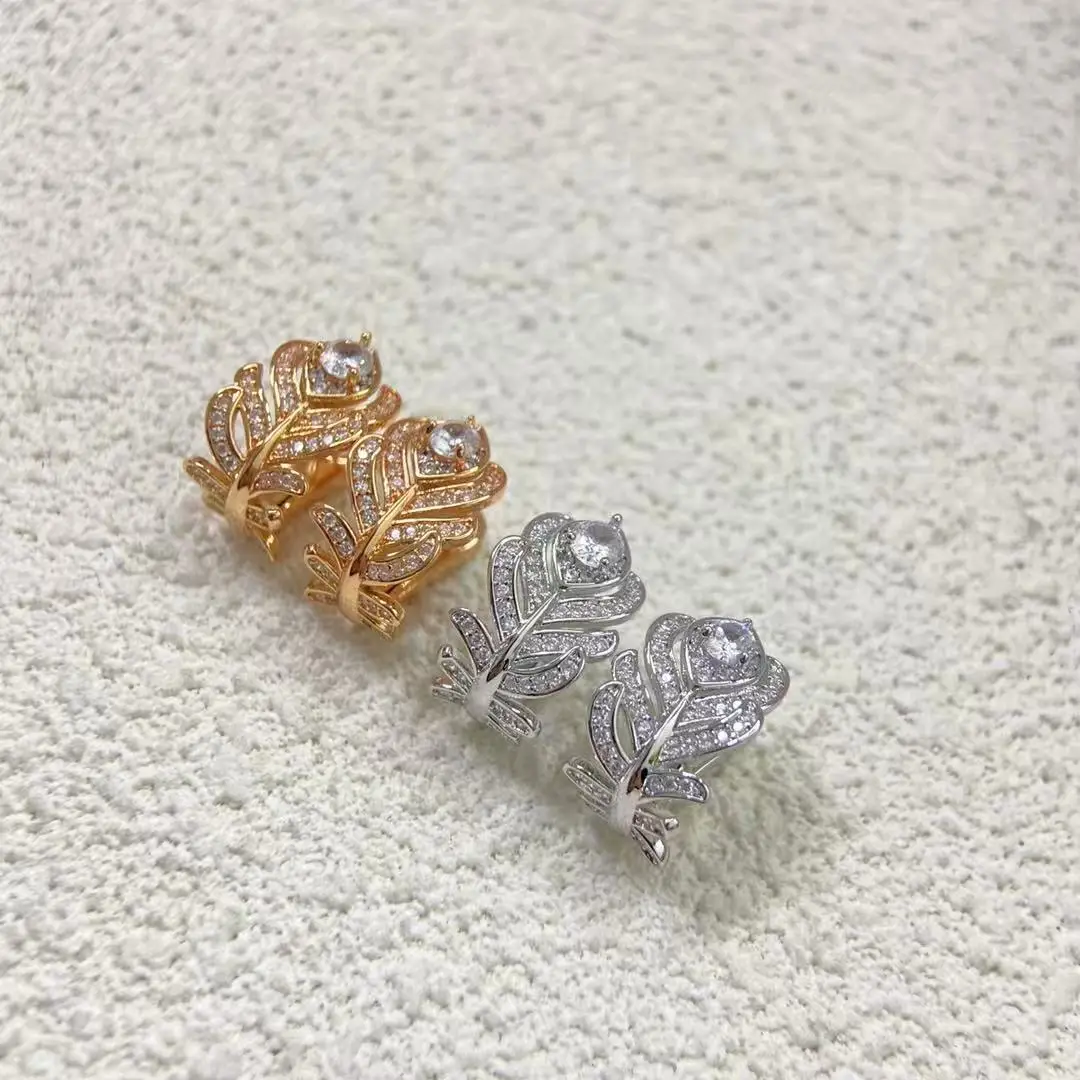 Pure silver s925 earrings Golden tree leaves, full of diamond feathers, earrings, light luxury, high-end and exquisite
Pure silver s925 earrings Golden tree leaves, full of diamond feathers, earrings, light luxury, high-end and exquisite
