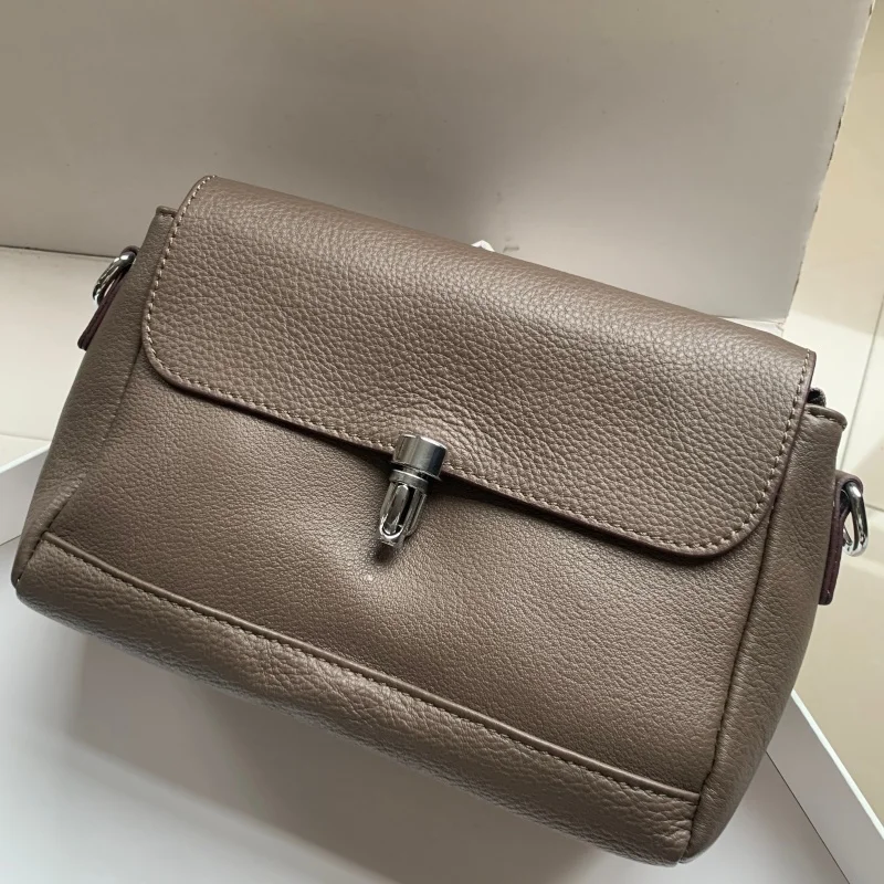 Женские сумки-мессенджеры через плечо с клапаном, новинка 2026 года, 100% натуральная кожа, высокое качество, повседневная дорожная сумка для телефона
Женские сумки-мессенджеры через плечо с клапаном, новинка 2026 года, 100% натуральная кожа, высокое качество, повседневная дорожная сумка для телефона