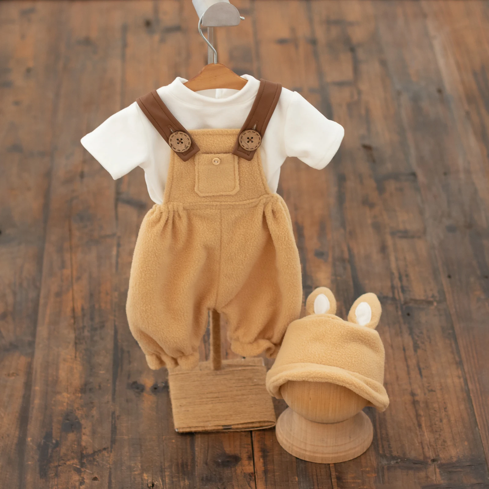 Newborn Photography Clothing Props Cute Khaki Suspender Outfit White T-shirt with Hat 3pcs Set for Studio Photoshoot Accessories
Newborn Photography Clothing Props Cute Khaki Suspender Outfit White T-shirt with Hat 3pcs Set for Studio Photoshoot Accessories
