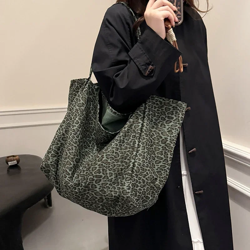 Fashion Popularity Faux Suede Leopard Shoulder Bags Large Capacity Sense of Luxury Tote Bags for Women 2025 Casual Versatile Hot
Fashion Popularity Faux Suede Leopard Shoulder Bags Large Capacity Sense of Luxury Tote Bags for Women 2025 Casual Versatile Hot