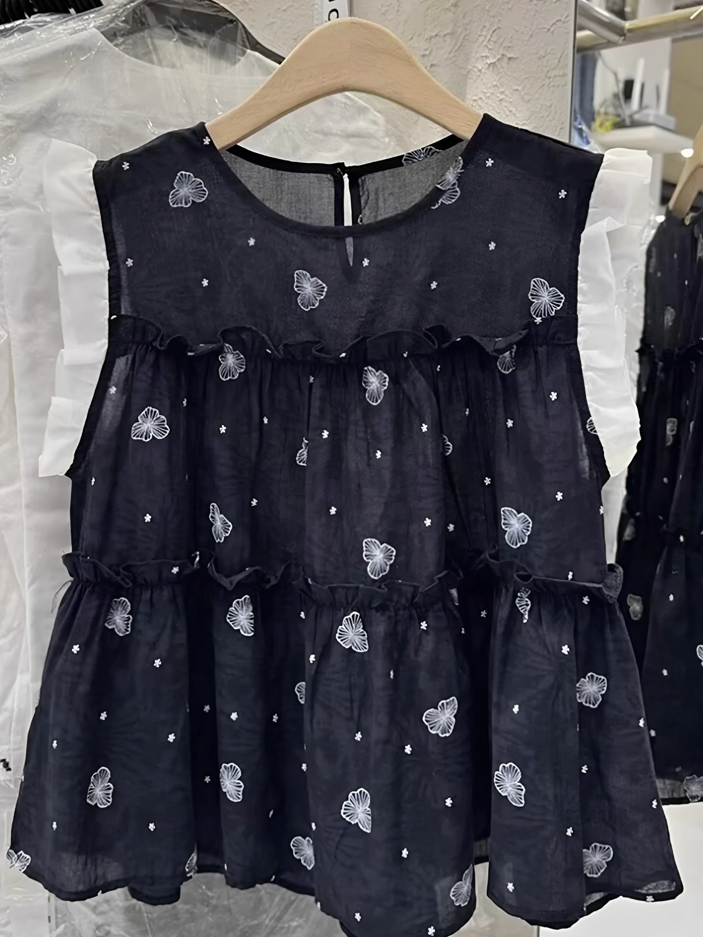 plus Size 300 Pounds Women's Casual Style round Neck Sleeveless Vest Thin Summer Shirt Wooden Fly Sleeve Special Item
plus Size 300 Pounds Women's Casual Style round Neck Sleeveless Vest Thin Summer Shirt Wooden Fly Sleeve Special Item