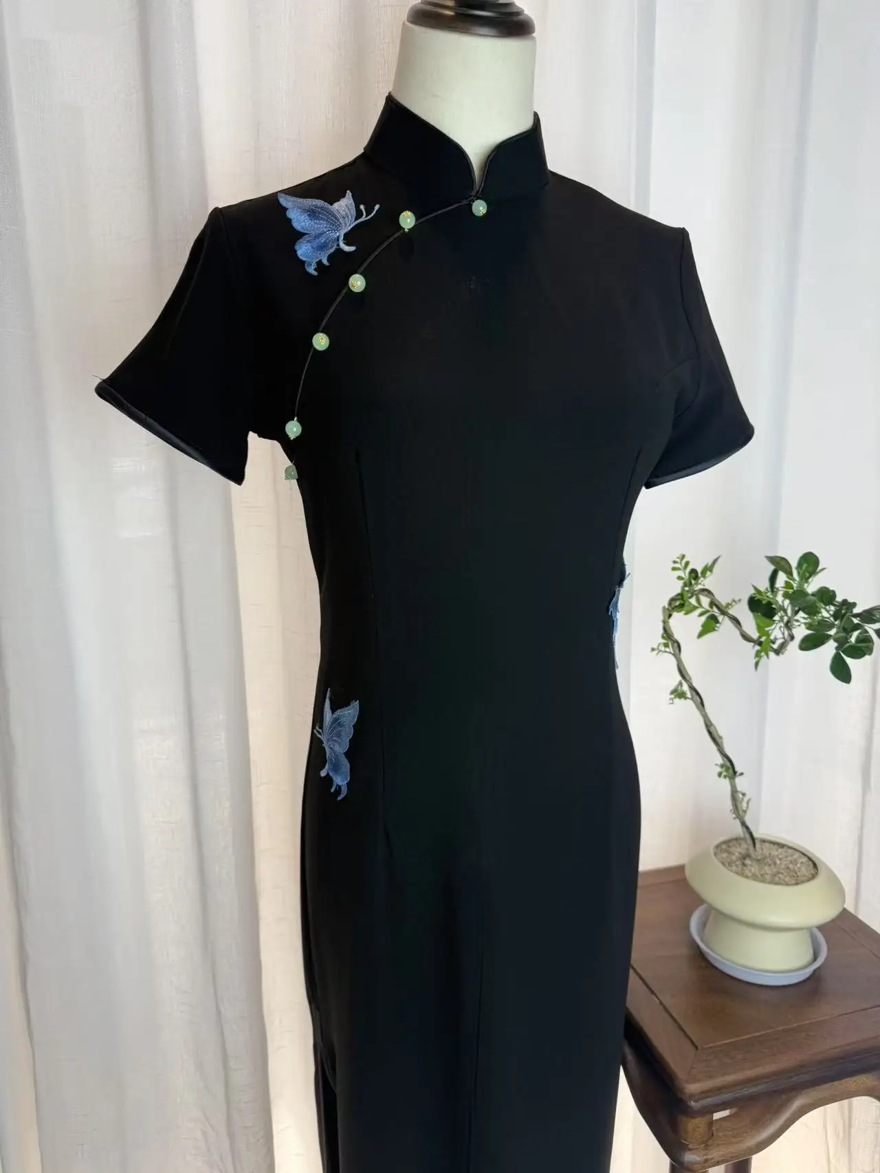 Черное китайское платье Cheongsam с вышивкой бабочкой, традиционное платье с воротником-стойкой Qipao, простое элегантное банкетное платье в винтажном стиле
Черное китайское платье Cheongsam с вышивкой бабочкой, традиционное платье с воротником-стойкой Qipao, простое элегантное банкетное платье в винтажном стиле