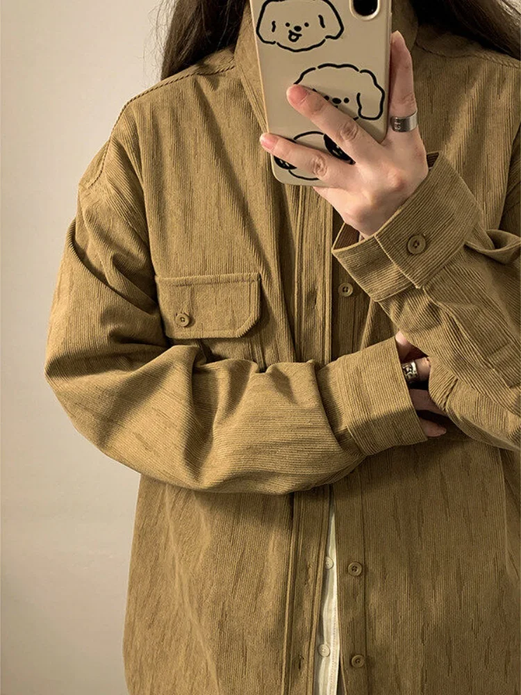 Мужская вельветовая рубашка в американском ретро-стиле с длинным рукавом, свободного кроя, весенне-осенняя, с прямым подолом, классическим воротником, на одной пуговице
Мужская вельветовая рубашка в американском ретро-стиле с длинным рукавом, свободного кроя, весенне-осенняя, с прямым подолом, классическим воротником, на одной пуговице