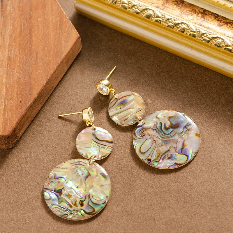 Exquisite light luxury fashionable diamond-encrusted colorful abalone earrings simple and versatile commuter earrings
Exquisite light luxury fashionable diamond-encrusted colorful abalone earrings simple and versatile commuter earrings