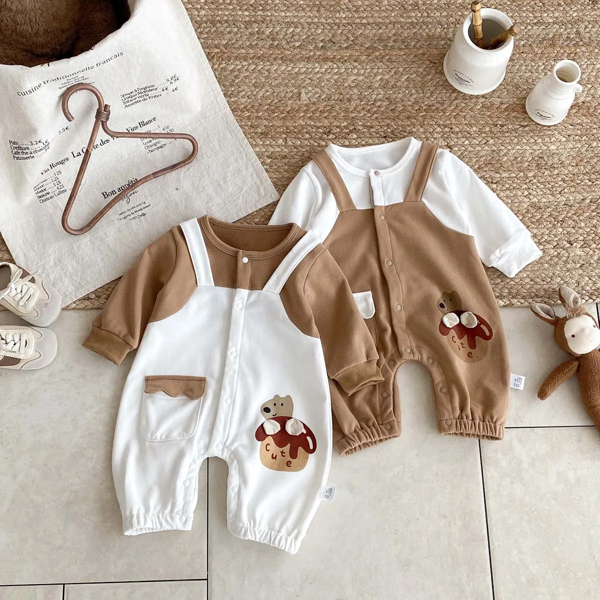 Детский комбинезон с круглым вырезом и длинными рукавами, осенний новый стильный комбинезон с открытой пуговицей для новорожденных
Детский комбинезон с круглым вырезом и длинными рукавами, осенний новый стильный комбинезон с открытой пуговицей для новорожденных