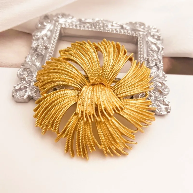 Medieval Vintage Monet's New Double-layer Three-dimensional Large Flower Corsage High-end Retro Fashion Corsage Heavy Industry
Medieval Vintage Monet's New Double-layer Three-dimensional Large Flower Corsage High-end Retro Fashion Corsage Heavy Industry