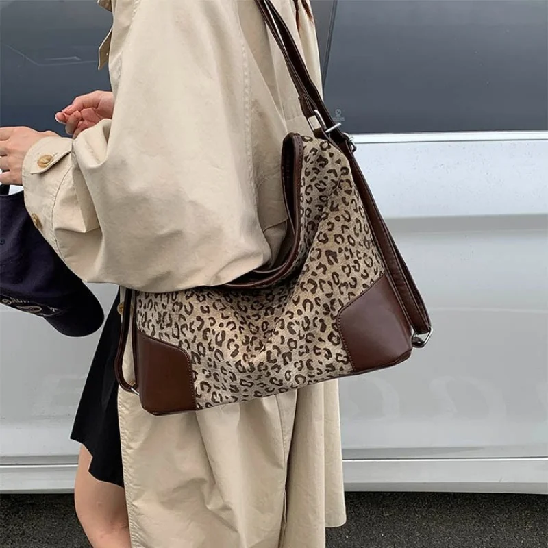 Famous Designer Ladies Handbag, Versatile Leather Crossbody Shoulder Bag By Luxury Brand Tote Bags 
Famous Designer Ladies Handbag, Versatile Leather Crossbody Shoulder Bag By Luxury Brand Tote Bags