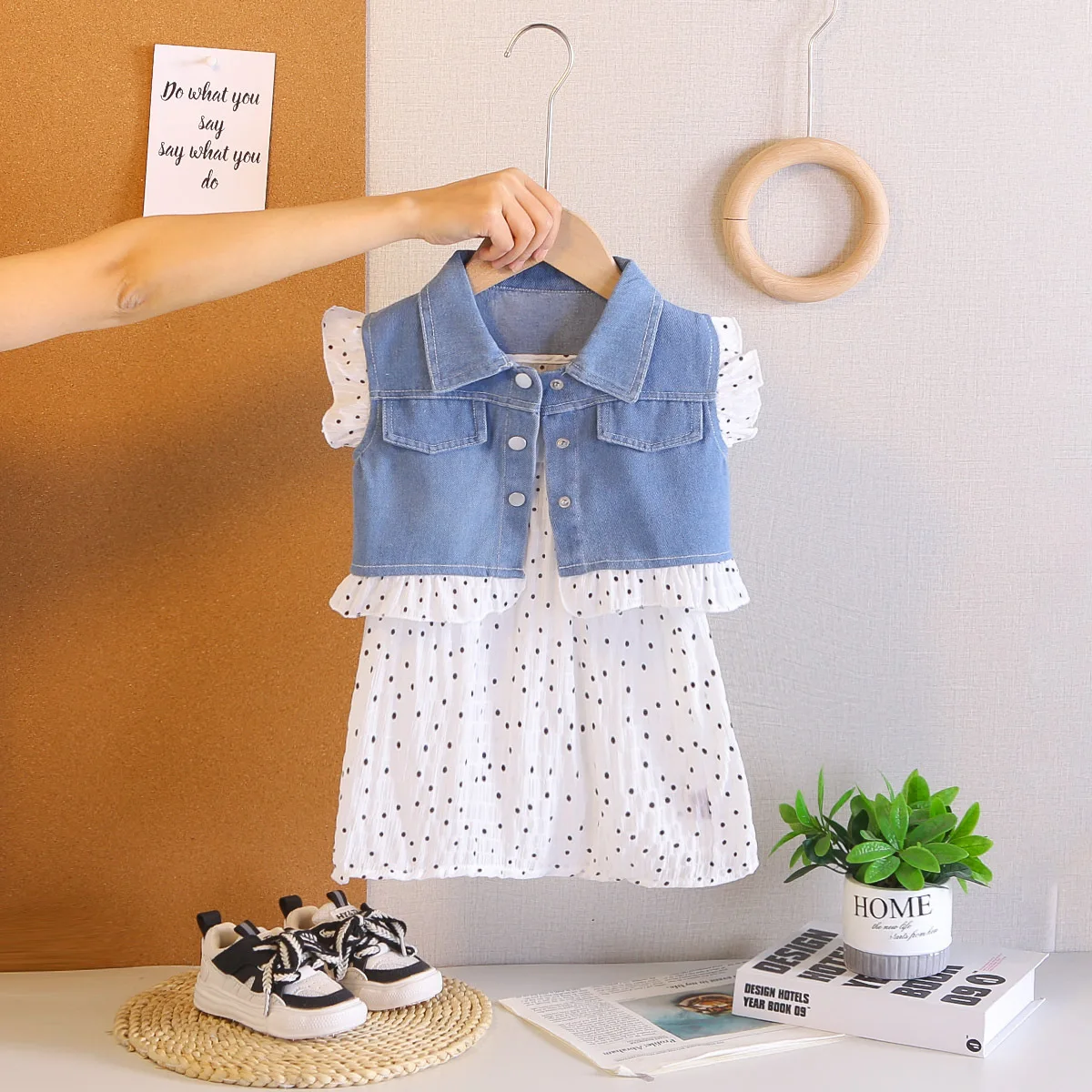 Летняя одежда для маленьких девочек 1-5 лет, корейская мода, джинсовые рубашки без рукавов в горошек + платья, комплект из двух предметов, наряд для маленьких девочек
Летняя одежда для маленьких девочек 1-5 лет, корейская мода, джинсовые рубашки без рукавов в горошек + платья, комплект из двух предметов, наряд для маленьких девочек