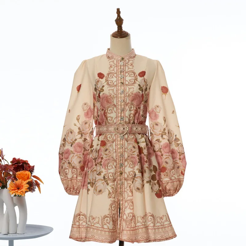 Платье в австралийском стиле с поясом, подчеркивающим талию, рукавами-фонариками, воротником-стойкой, на одной пуговице, с завышенной талией, из бархатной ткани.
Платье в австралийском стиле с поясом, подчеркивающим талию, рукавами-фонариками, воротником-стойкой, на одной пуговице, с завышенной талией, из бархатной ткани.