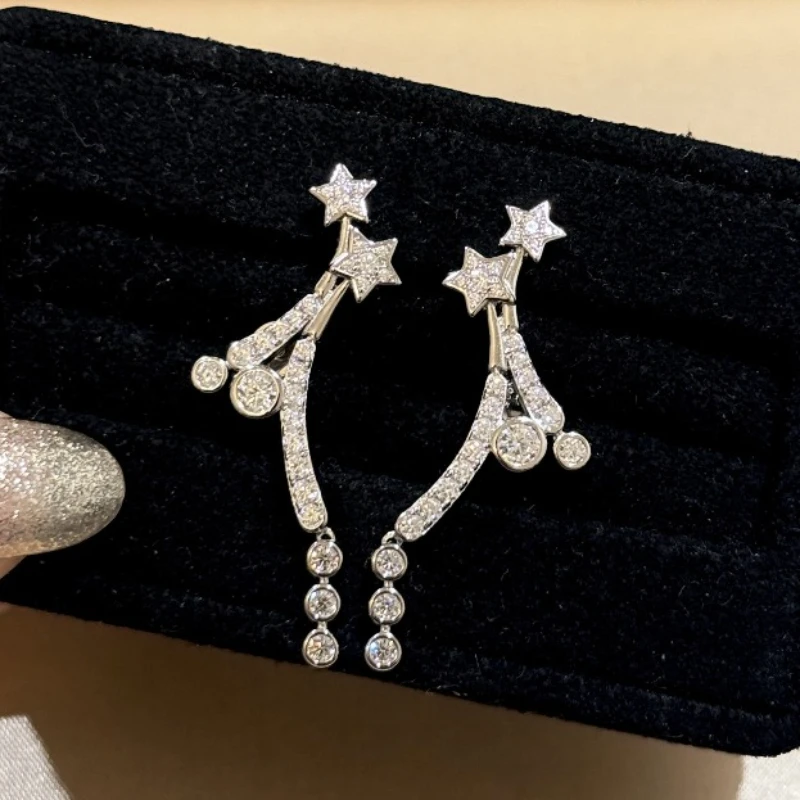 Роскошные серьги из стерлингового серебра 925 пробы с бриллиантами и звездами для женщин, высокое качество, изысканный подарок, ювелирные изделия, тренд
Роскошные серьги из стерлингового серебра 925 пробы с бриллиантами и звездами для женщин, высокое качество, изысканный подарок, ювелирные изделия, тренд