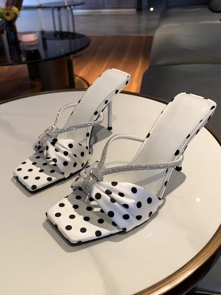 Сандалии на высоком квадратном каблуке с открытым носком и бантом в горошек, атласная женская обувь Sandalias Mujer Verano
Сандалии на высоком квадратном каблуке с открытым носком и бантом в горошек, атласная женская обувь Sandalias Mujer Verano