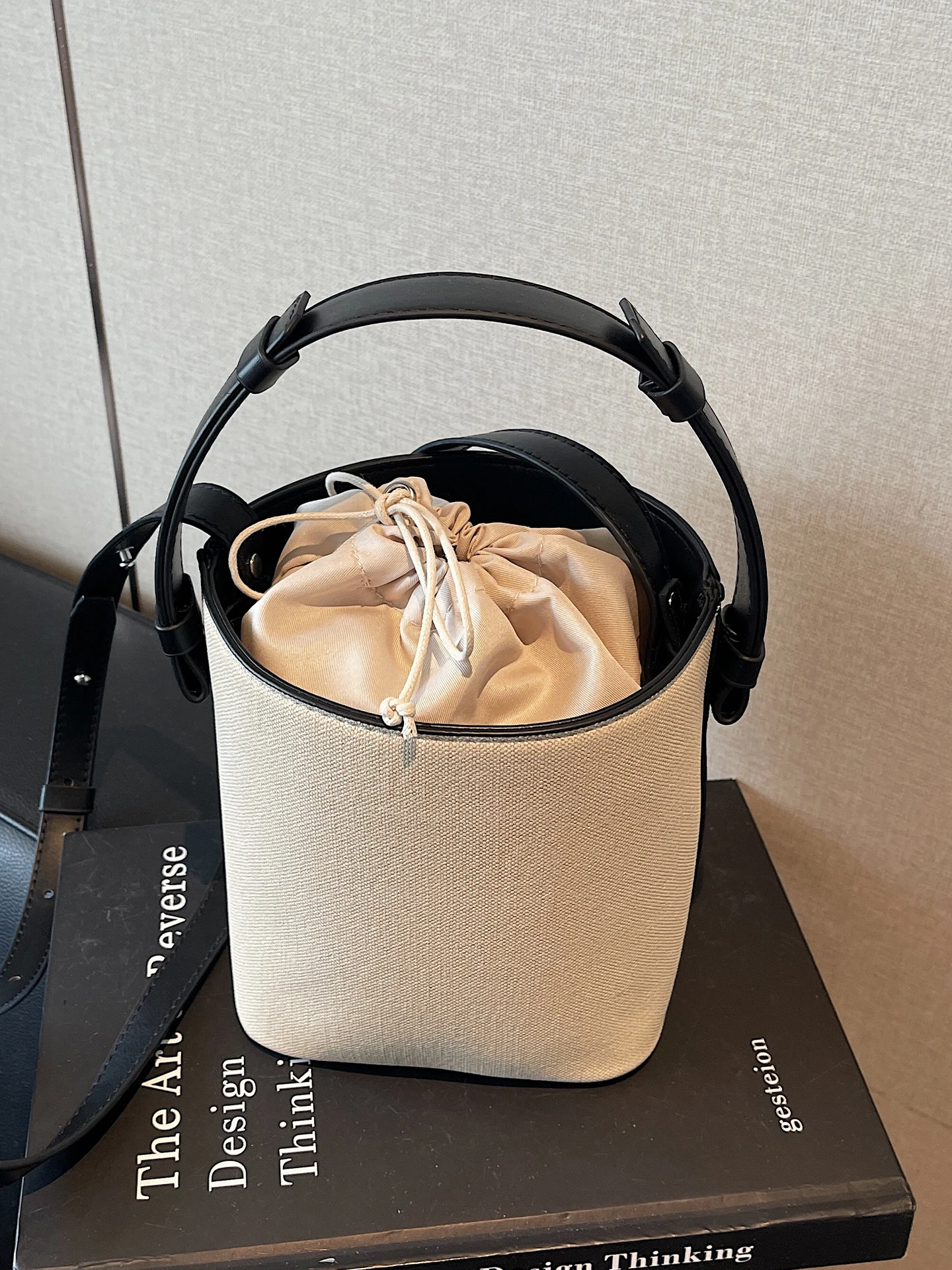 Fashionable Bucket Shape Shoulder Bag for Women Casual Simple Style Handbag Waterproof Polyester Can Hold 99% Phones
Fashionable Bucket Shape Shoulder Bag for Women Casual Simple Style Handbag Waterproof Polyester Can Hold 99% Phones