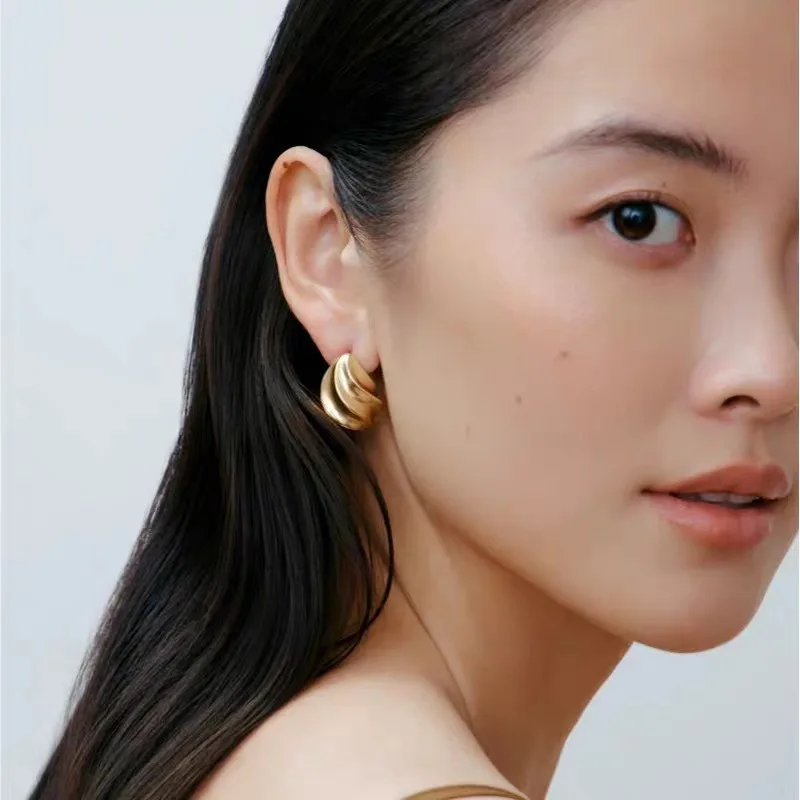 Retro Light Chopstick Metal Corrugated Pleated Water Drop Stud Earrings Niche Design High-end Earrings
Retro Light Chopstick Metal Corrugated Pleated Water Drop Stud Earrings Niche Design High-end Earrings