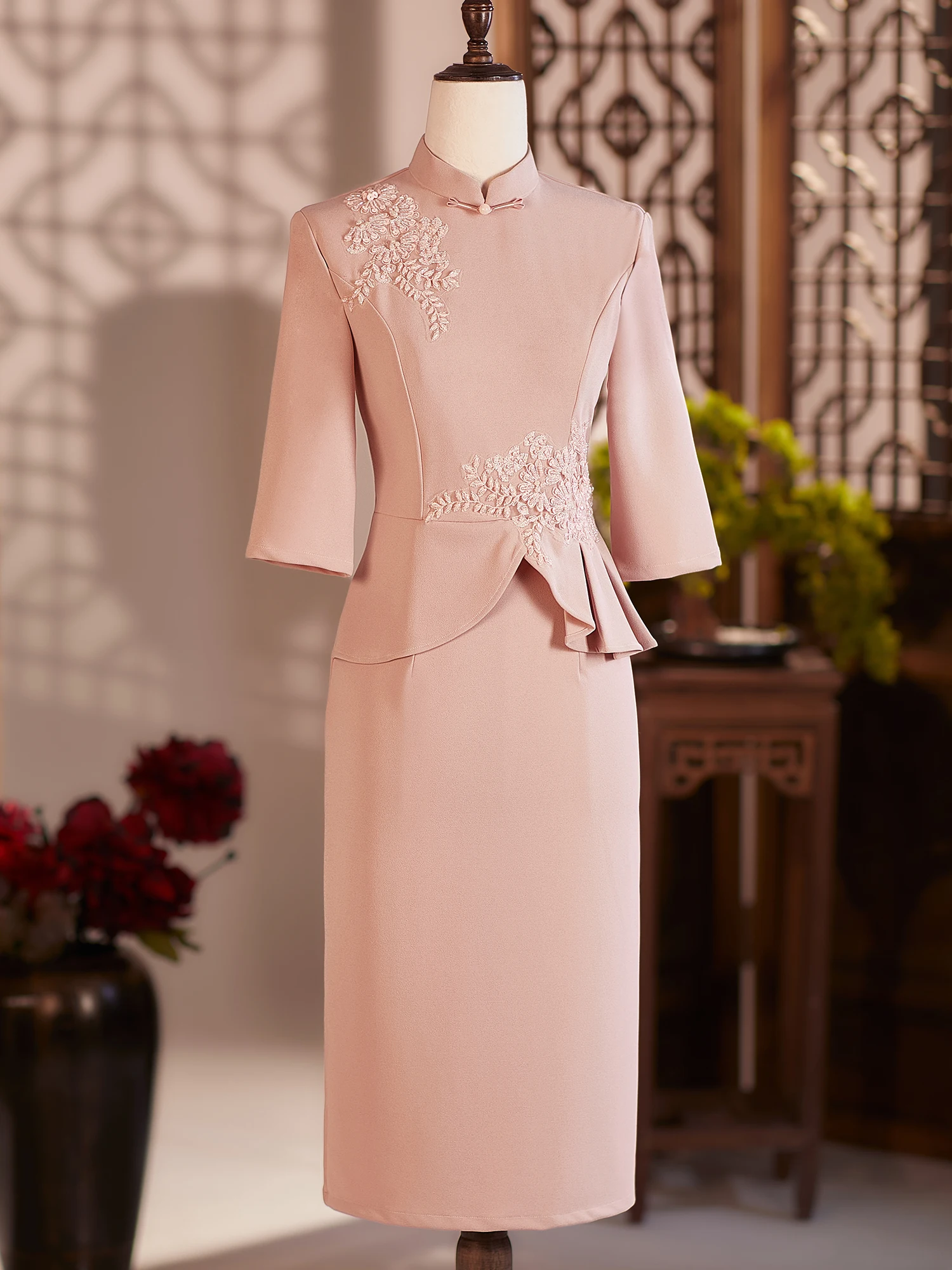 Pink Qipao Wedding Dress Young Elegant Momma's Wedding Attire Banquet Clothes Retro Style Mid-Length Qipao Embroidered Polyes...
Pink Qipao Wedding Dress Young Elegant Momma's Wedding Attire Banquet Clothes Retro Style Mid-Length Qipao Embroidered Polyes...