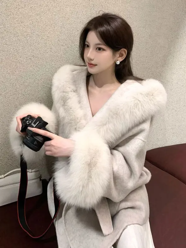 Шерстяное пальто с меховым воротником и капюшоном, зима 2025, женское, модное, корейское, приталенное, длинное, однотонное
Шерстяное пальто с меховым воротником и капюшоном, зима 2025, женское, модное, корейское, приталенное, длинное, однотонное