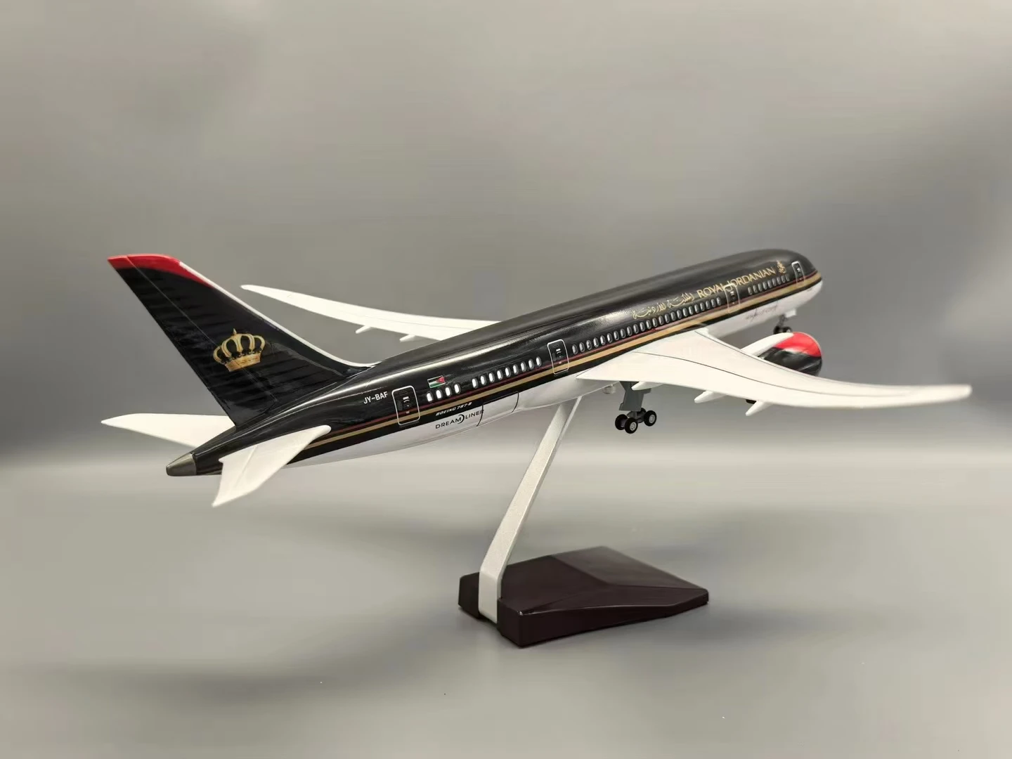 47cm 1:130 Scale Plane Model Toy Royal Jordanian B787 Airways Diecast Airplane Kit Resin Collectible Aircraft Toy With LED Base
47cm 1:130 Scale Plane Model Toy Royal Jordanian B787 Airways Diecast Airplane Kit Resin Collectible Aircraft Toy With LED Base