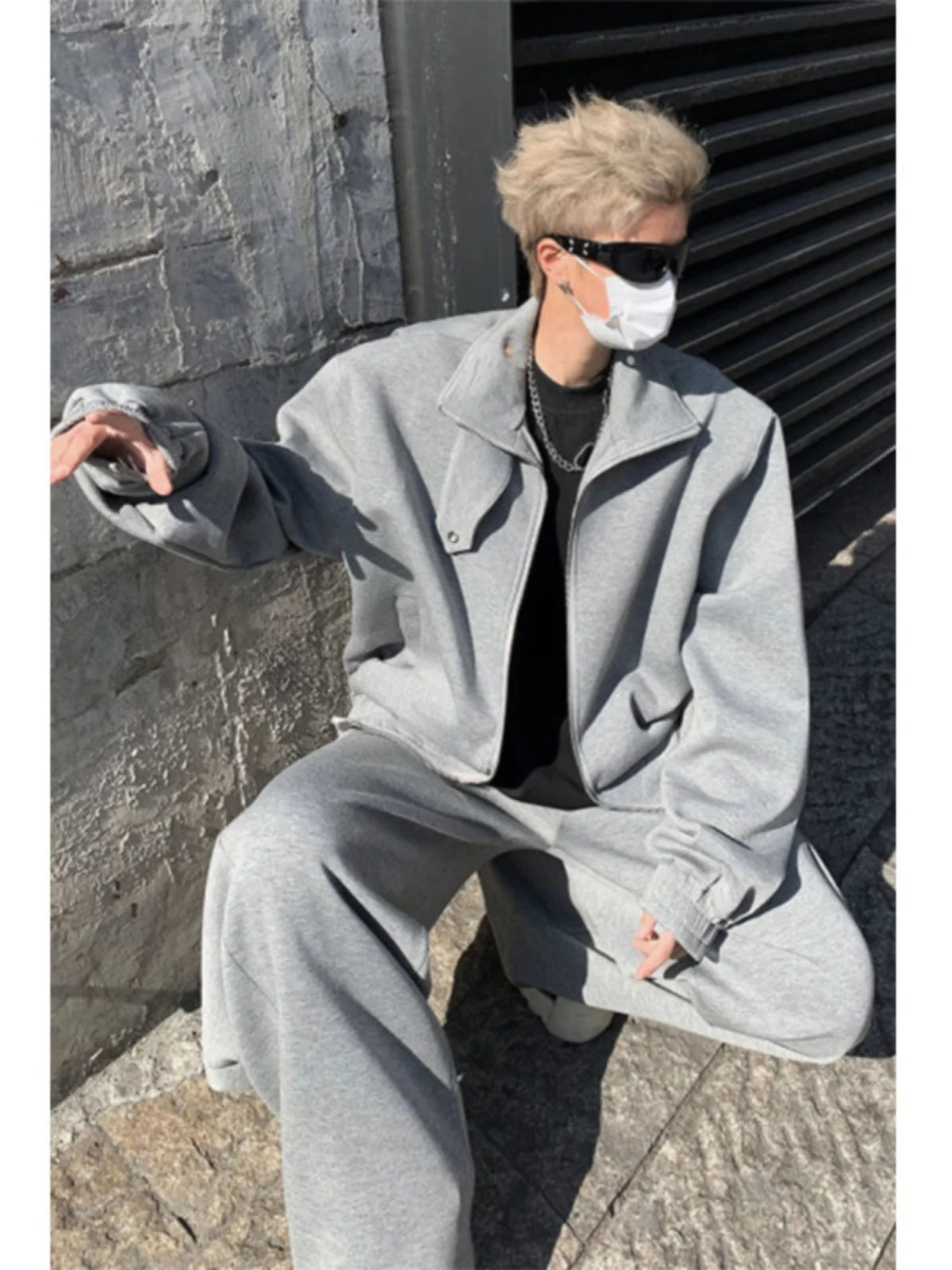 Модный мужской комплект верхней одежды и спортивной одежды 2024 года, новая коллекция, стильный дизайн, элитные аксессуары, серия Feelings, с комплектующими.
Модный мужской комплект верхней одежды и спортивной одежды 2024 года, новая коллекция, стильный дизайн, элитные аксессуары, серия Feelings, с комплектующими.