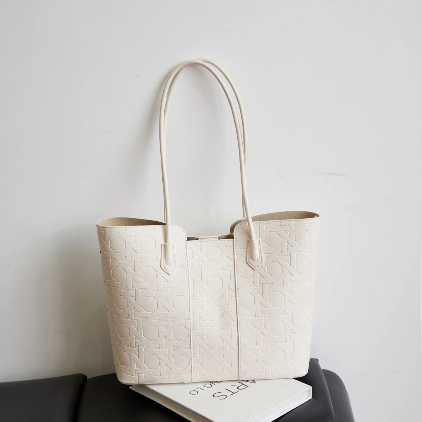 2026 New Simple and Large-capacity Commuting Shoulder Handbag Temperament Versatile Daily Senior Sense Fashionable Tote Bag
2026 New Simple and Large-capacity Commuting Shoulder Handbag Temperament Versatile Daily Senior Sense Fashionable Tote Bag