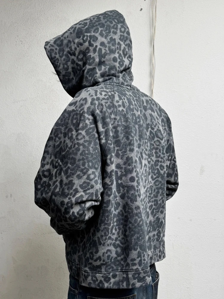 Модный уличный повседневный свободный кардиган в стиле хип-хоп с леопардовым принтом, нейтральный стиль, готический кардиган в стиле Харадзюку, модная классическая толстовка с капюшоном на молнии
Модный уличный повседневный свободный кардиган в стиле хип-хоп с леопардовым принтом, нейтральный стиль, готический кардиган в стиле Харадзюку, модная классическая толстовка с капюшоном на молнии