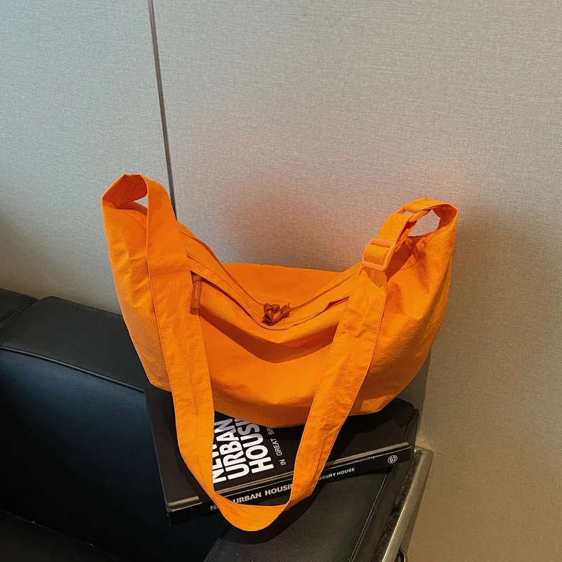 Простые повседневные однотонные сумки через плечо большой вместимости 2026, высококачественные модные портативные свежие универсальные сумки на плечо для женщин
Простые повседневные однотонные сумки через плечо большой вместимости 2026, высококачественные модные портативные свежие универсальные сумки на плечо для женщин