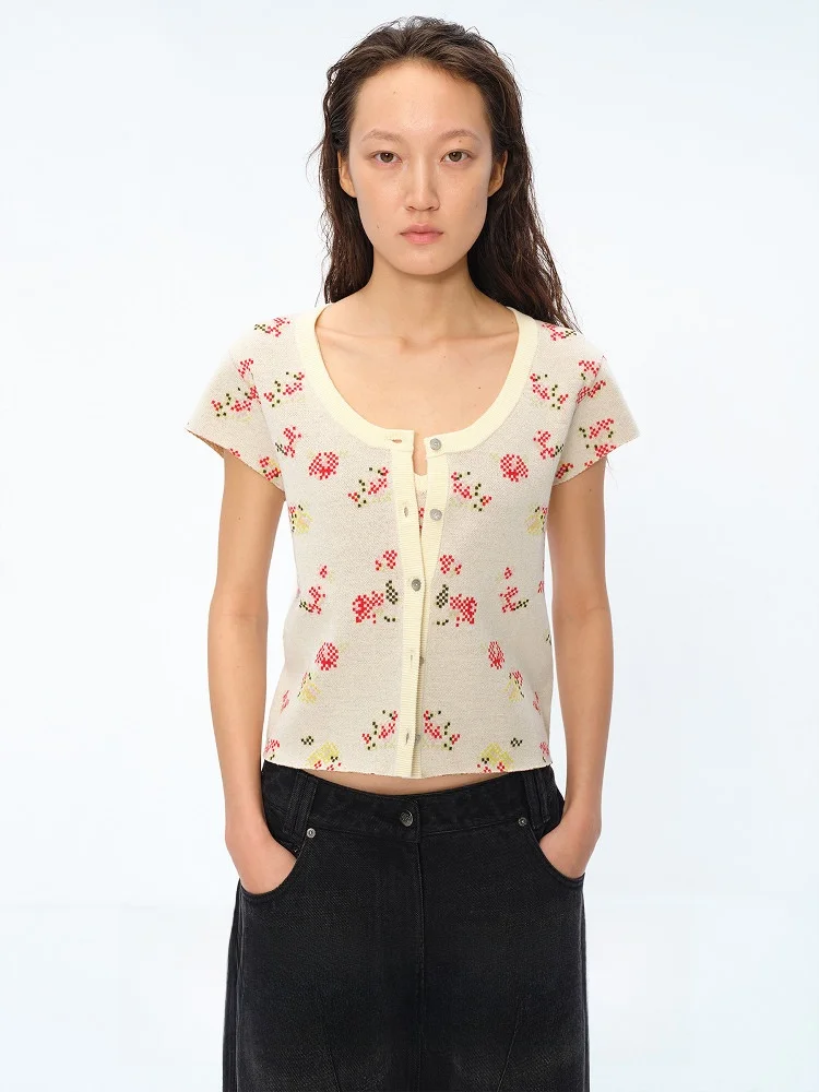 Комплект из двух предметов: вязаный топ-майка с квадратным вырезом и цветочной вышивкой и шорты. Оригинальный дизайн, дышащий, приятный к телу, для женщин, летний.
Комплект из двух предметов: вязаный топ-майка с квадратным вырезом и цветочной вышивкой и шорты. Оригинальный дизайн, дышащий, приятный к телу, для женщин, летний.