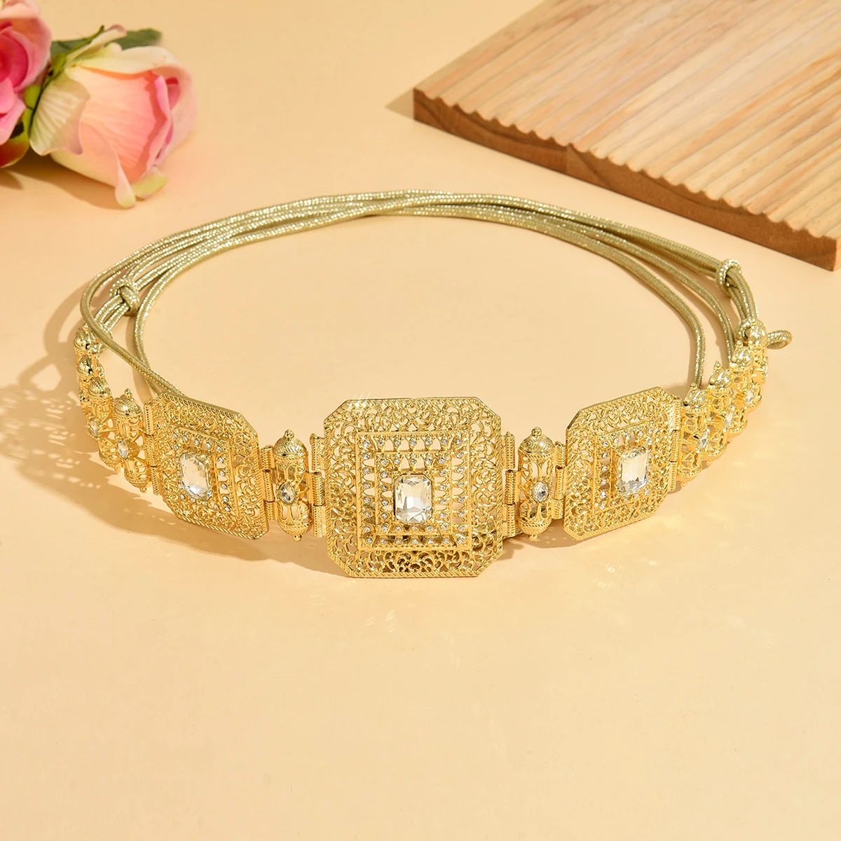 Арабский этнический золотой квадратный пояс, ажурный, с резьбой, в винтажном королевском стиле, регулируемый, для свадебных платьев, банкетов и вечеринок
Арабский этнический золотой квадратный пояс, ажурный, с резьбой, в винтажном королевском стиле, регулируемый, для свадебных платьев, банкетов и вечеринок