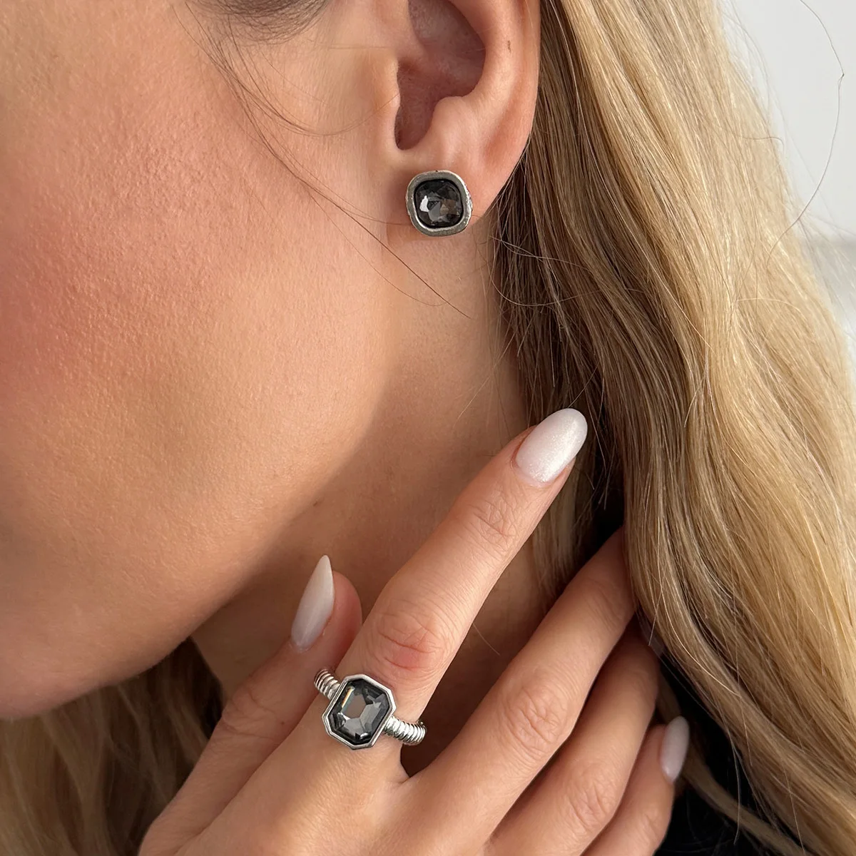 New Trendy Acrylic Rhinestone Geometric Stud Earrings Women Simple Retro Oval Square Piercing Earring 2026 Jewelry Gift
New Trendy Acrylic Rhinestone Geometric Stud Earrings Women Simple Retro Oval Square Piercing Earring 2026 Jewelry Gift