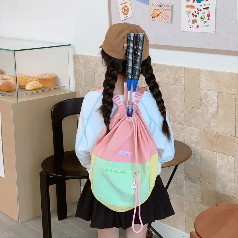 Свежие рюкзаки для мальчиков и девочек, сумки для начальной школы с цветными блоками на шнурке, детские рюкзаки для бадминтона большой вместимости.
Свежие рюкзаки для мальчиков и девочек, сумки для начальной школы с цветными блоками на шнурке, детские рюкзаки для бадминтона большой вместимости.