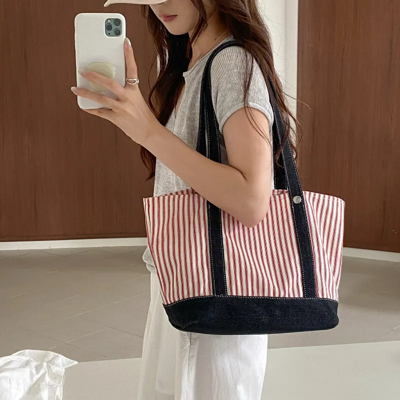 New Fashion Vertical Striped Tote Bag Large Capacity Casual Commuter Shoulder Bag Splicing Design Canvas Bucket Bag for Women
New Fashion Vertical Striped Tote Bag Large Capacity Casual Commuter Shoulder Bag Splicing Design Canvas Bucket Bag for Women