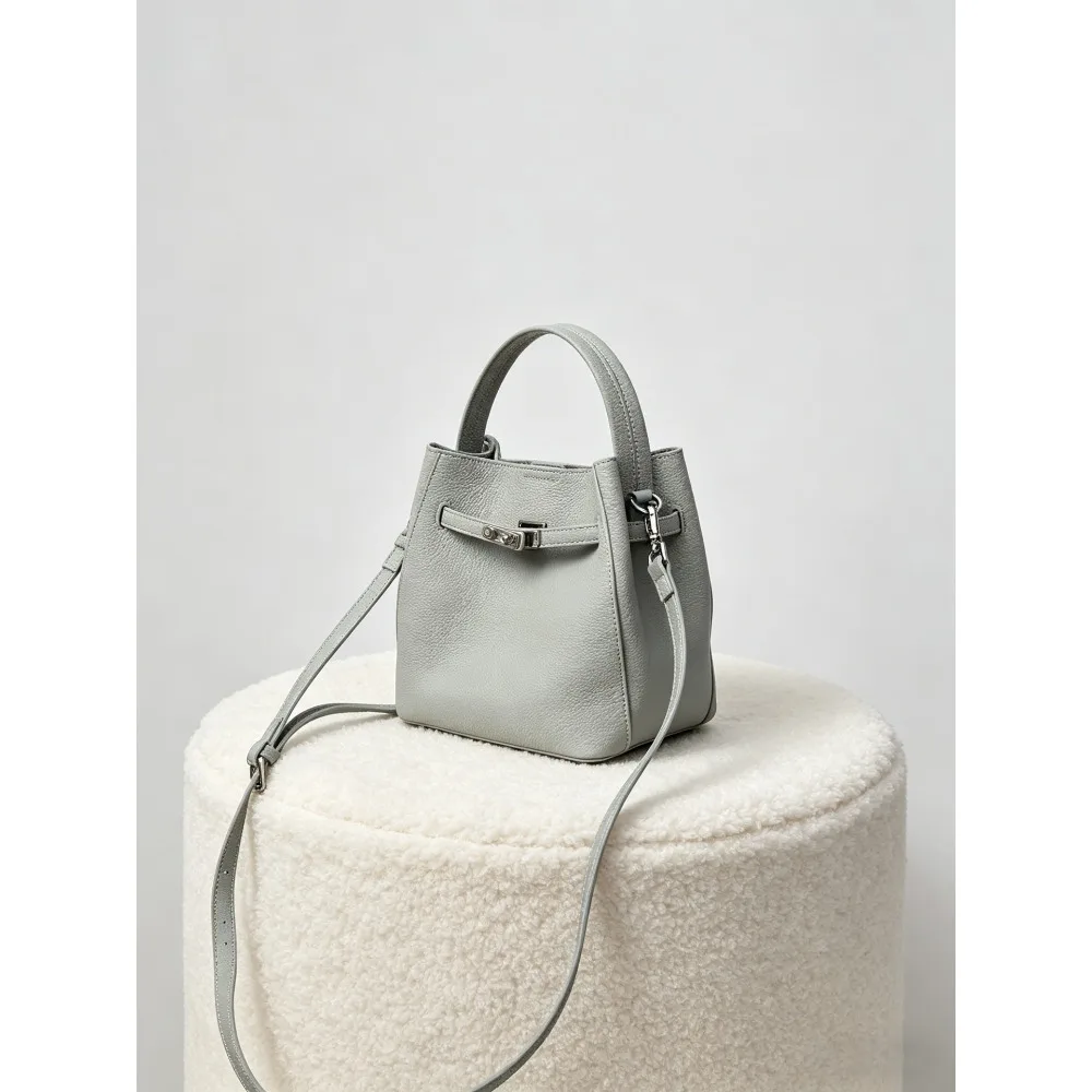 Bucket Women's New Leather Versatile Niche Unique Versatile High Fashion Elegant Simple Commuter Handbag Shoulder Messenger
Bucket Women's New Leather Versatile Niche Unique Versatile High Fashion Elegant Simple Commuter Handbag Shoulder Messenger
