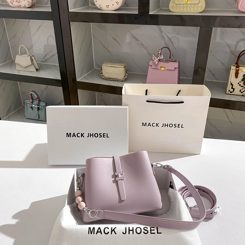 Autumn and winter high-end underarm bag with pearl chain bucket bag
Autumn and winter high-end underarm bag with pearl chain bucket bag