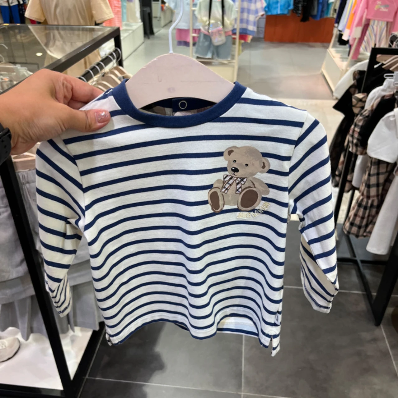 Comfortable round Neck Long Sleeve Striped T-Shirt for Kids Cartoon Bear Design Autumn New Arrival Unisex Cotton Base Shirt
Comfortable round Neck Long Sleeve Striped T-Shirt for Kids Cartoon Bear Design Autumn New Arrival Unisex Cotton Base Shirt