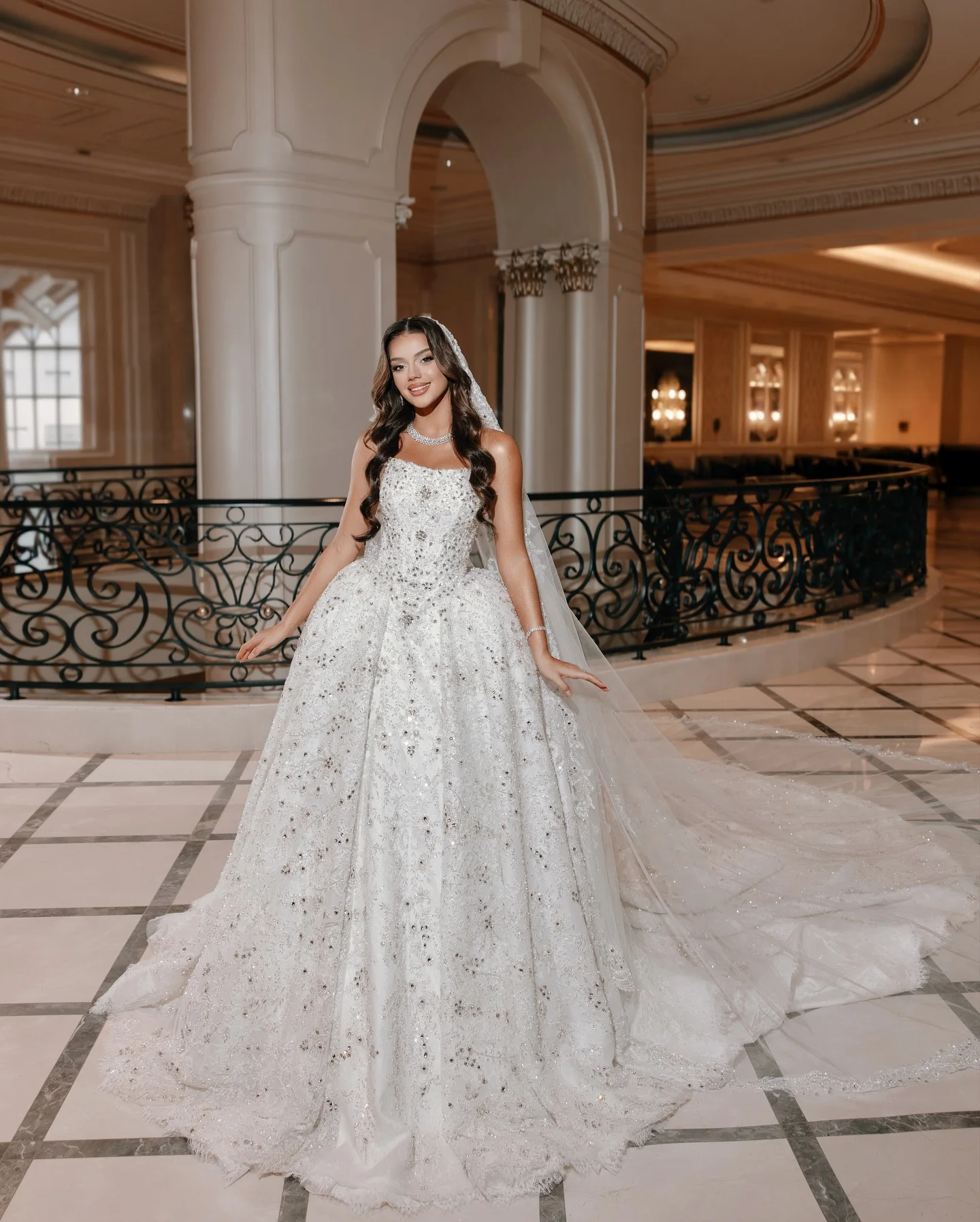 Customized Luxurious Ball Gown Wedding Dress Strapless Corset Beaded Cathedral Train Sparkly Lace Bridal Gown Vestidos De Novia
Customized Luxurious Ball Gown Wedding Dress Strapless Corset Beaded Cathedral Train Sparkly Lace Bridal Gown Vestidos De Novia