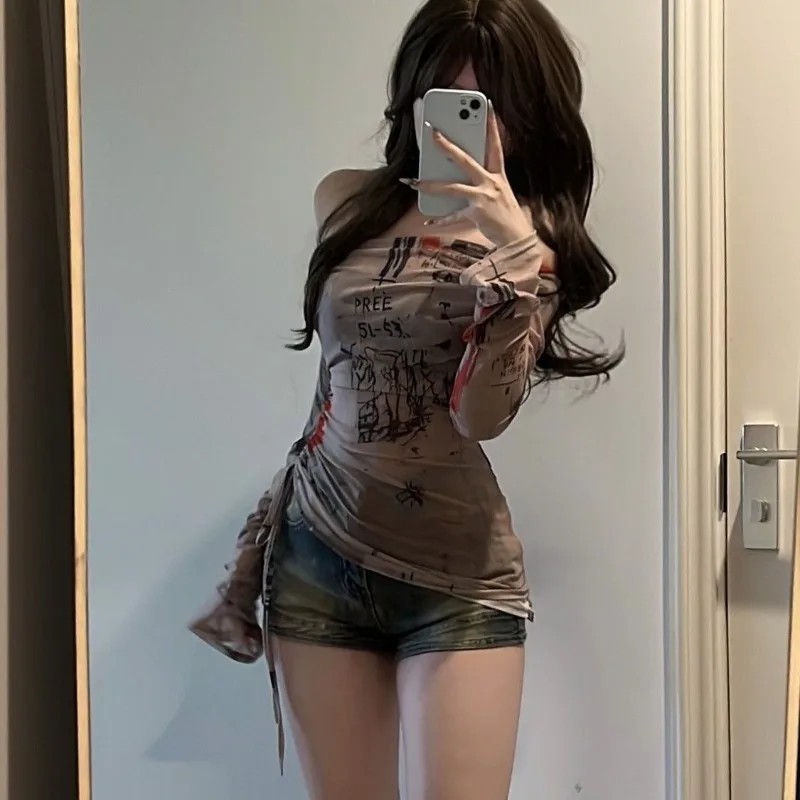 Long Sleeved T-shirt Spicy Girl Style One Shoulder Women's Thin Mesh Screen Graffiti Print Irregular Drawstring Top
Long Sleeved T-shirt Spicy Girl Style One Shoulder Women's Thin Mesh Screen Graffiti Print Irregular Drawstring Top