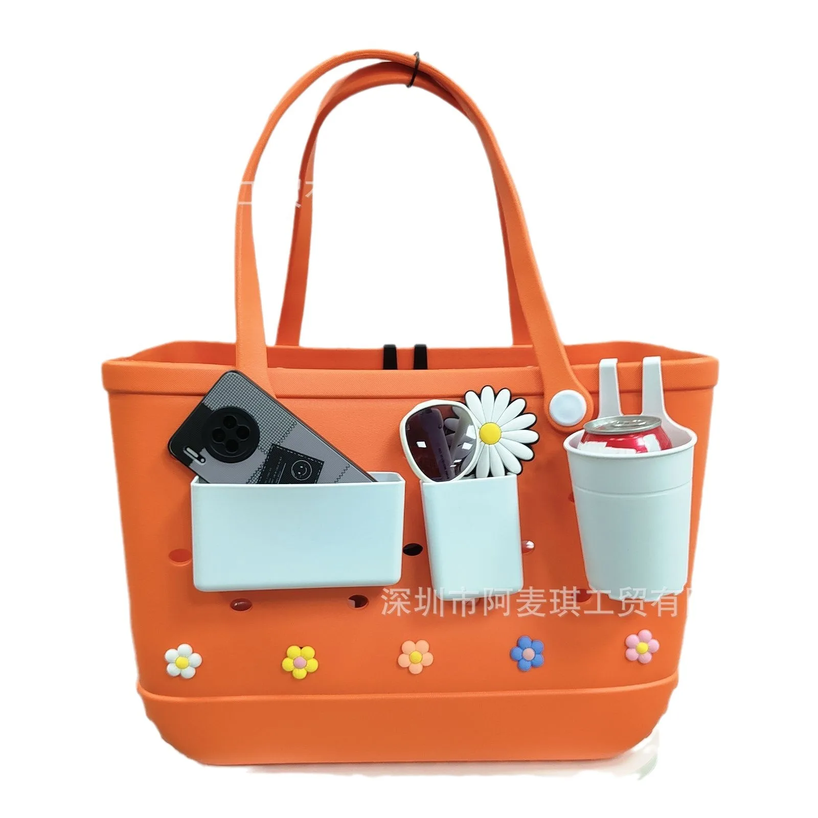The BOGG beach hole bag accessories are made of plastic, which is hard and does not deform. The bag contains storage baskets for
The BOGG beach hole bag accessories are made of plastic, which is hard and does not deform. The bag contains storage baskets for