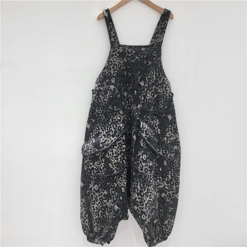Two-way leopard denim overalls. High-waisted & roomy for a flattering, effortlessly cool vintage vibe.
Two-way leopard denim overalls. High-waisted & roomy for a flattering, effortlessly cool vintage vibe.