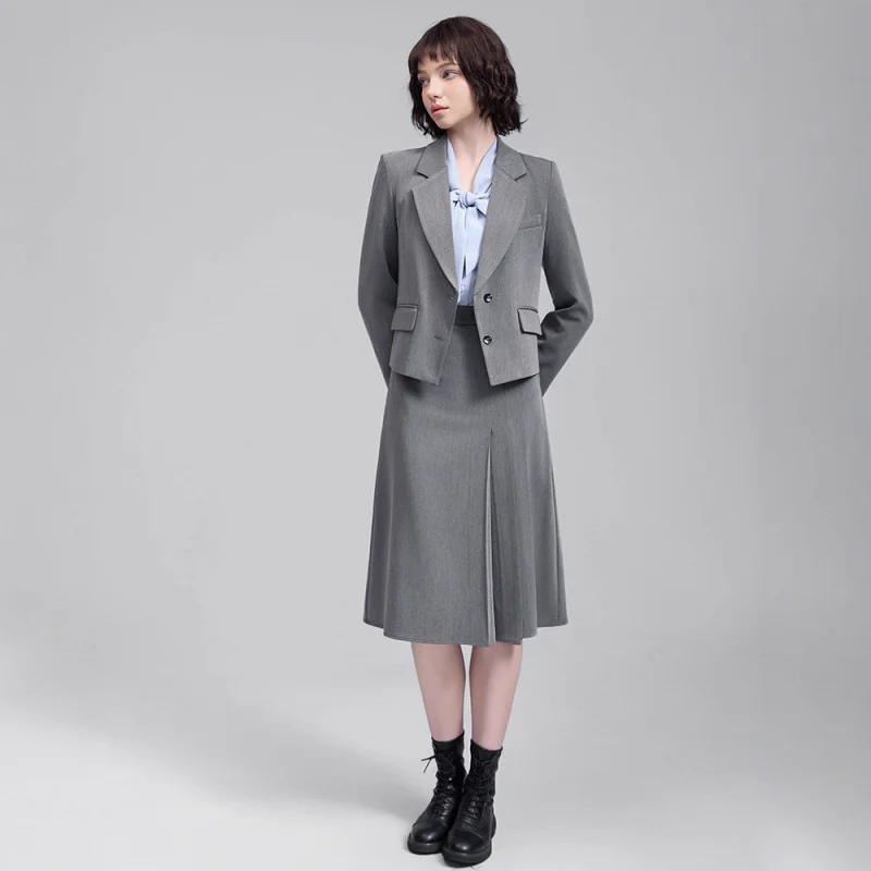 Elegant and fashionable short blazer for women, new spring and autumn Korean version, slim-fit goddess style professional suit
Elegant and fashionable short blazer for women, new spring and autumn Korean version, slim-fit goddess style professional suit