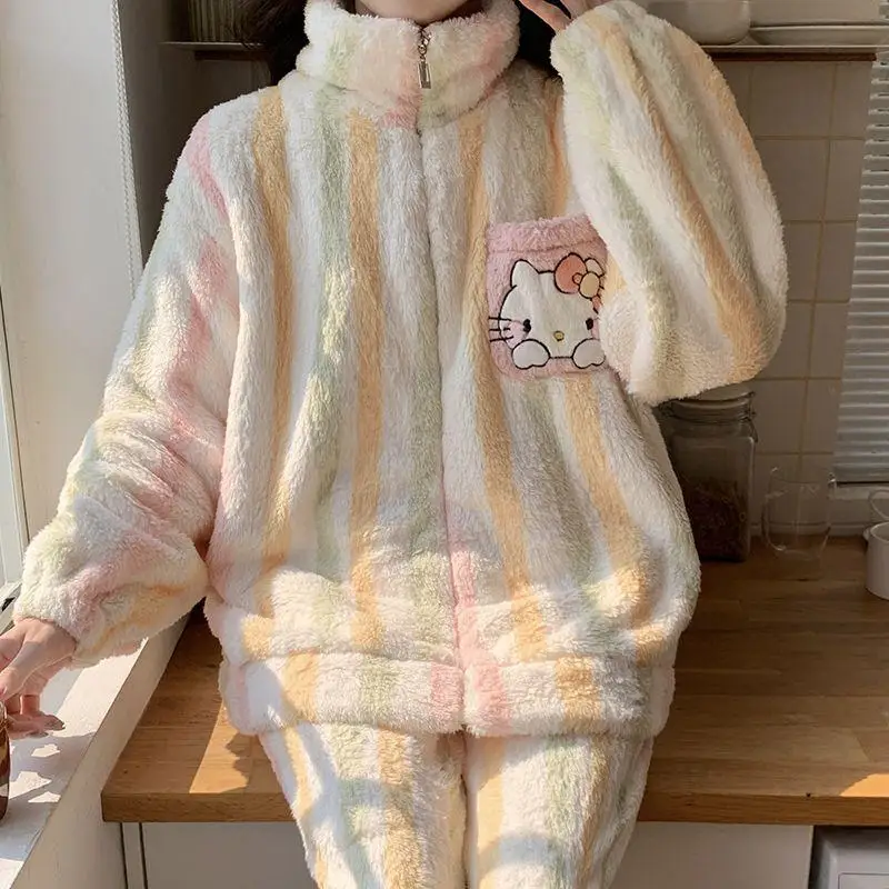 Горячий пижамный комплект Sanrio Girl из кораллового флиса с воротником-стойкой, зимний пижамный комплект Kawaii Hello Kitty Comic Leisure Time Keep Warm Go Out, одежда для отдыха
Горячий пижамный комплект Sanrio Girl из кораллового флиса с воротником-стойкой, зимний пижамный комплект Kawaii Hello Kitty Comic Leisure Time Keep Warm Go Out, одежда для отдыха