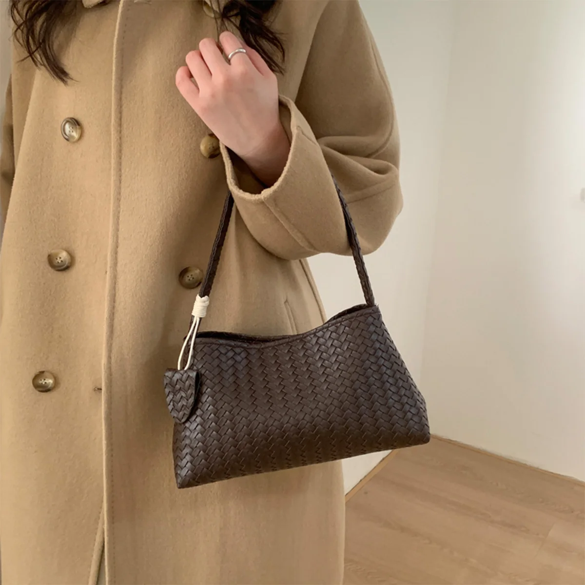 Модная винтажная сумка через плечо, однотонная, глянцевая, из искусственной кожи с плетеной текстурой, легкая, с магнитной застежкой, для ежедневных поездок на работу
Модная винтажная сумка через плечо, однотонная, глянцевая, из искусственной кожи с плетеной текстурой, легкая, с магнитной застежкой, для ежедневных поездок на работу