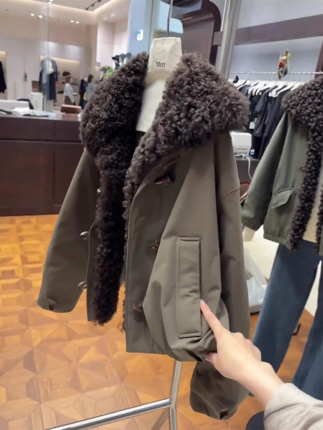 Stylish Workwear Style Lamb Fur Collar Short down Jacket Warm Versatile Top Thickened Long Sleeve Autumn Winter Outerwear
Stylish Workwear Style Lamb Fur Collar Short down Jacket Warm Versatile Top Thickened Long Sleeve Autumn Winter Outerwear