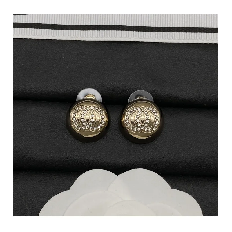 Small Letter Double with Diamond Hemisphere Stud Earrings Round Stud Earrings Light Luxury High-end Classic Earrings
Small Letter Double with Diamond Hemisphere Stud Earrings Round Stud Earrings Light Luxury High-end Classic Earrings