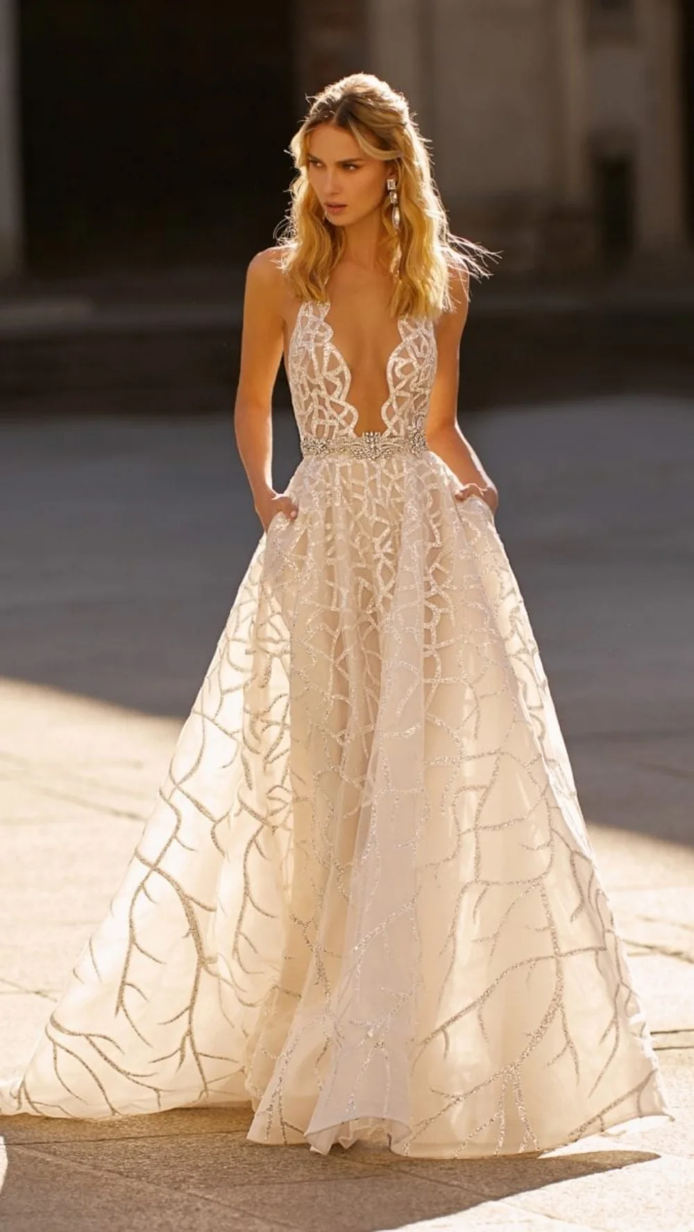 Elegant A Line Wedding Dresses Halter Sleeveless Pearl Backless Evening Party Gowns Vestido De Noiva Court Train Customized
Elegant A Line Wedding Dresses Halter Sleeveless Pearl Backless Evening Party Gowns Vestido De Noiva Court Train Customized