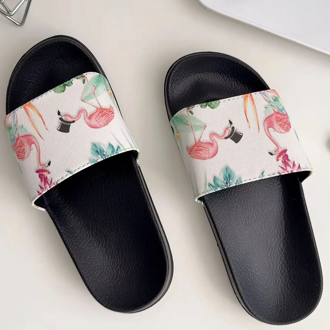 Women's Fashionable Casual Slippers - Lightweight Indoor and Outdoor Home Shoes, Featuring a Stylish and Breathable Fabric Lining and a Flamingo Print Design, Suitable for Home, Garden, and Beach Use, Comfortable for All Seasons
Women's Fashionable Casual Slippers - Lightweight Indoor and Outdoor Home Shoes, Featuring a Stylish and Breathable Fabric Lining and a Flamingo Print Design, Suitable for Home, Garden, and Beach Use, Comfortable for All Seasons