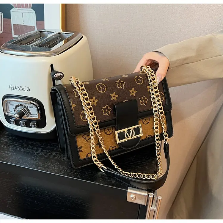 2026 New Retro Monogram Small Square Bag, High-End Textured Chain Shoulder & Crossbody Bag for Women, Versatile Commuter Handbag
2026 New Retro Monogram Small Square Bag, High-End Textured Chain Shoulder & Crossbody Bag for Women, Versatile Commuter Handbag
