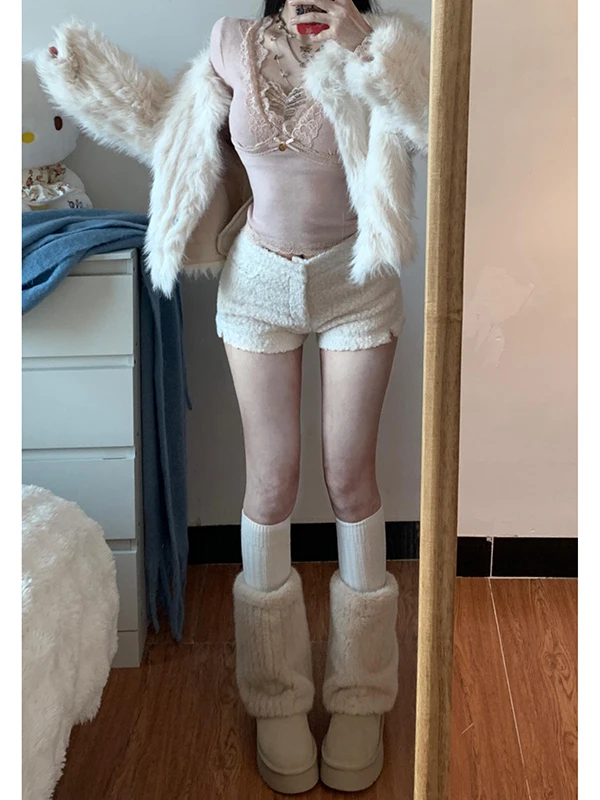 Retro American Low Waist Fluffy Short Pants Women's Autumn Winter New Style Sexy Lamb Fur Tight Boot Pants Casual Straight Leg
Retro American Low Waist Fluffy Short Pants Women's Autumn Winter New Style Sexy Lamb Fur Tight Boot Pants Casual Straight Leg